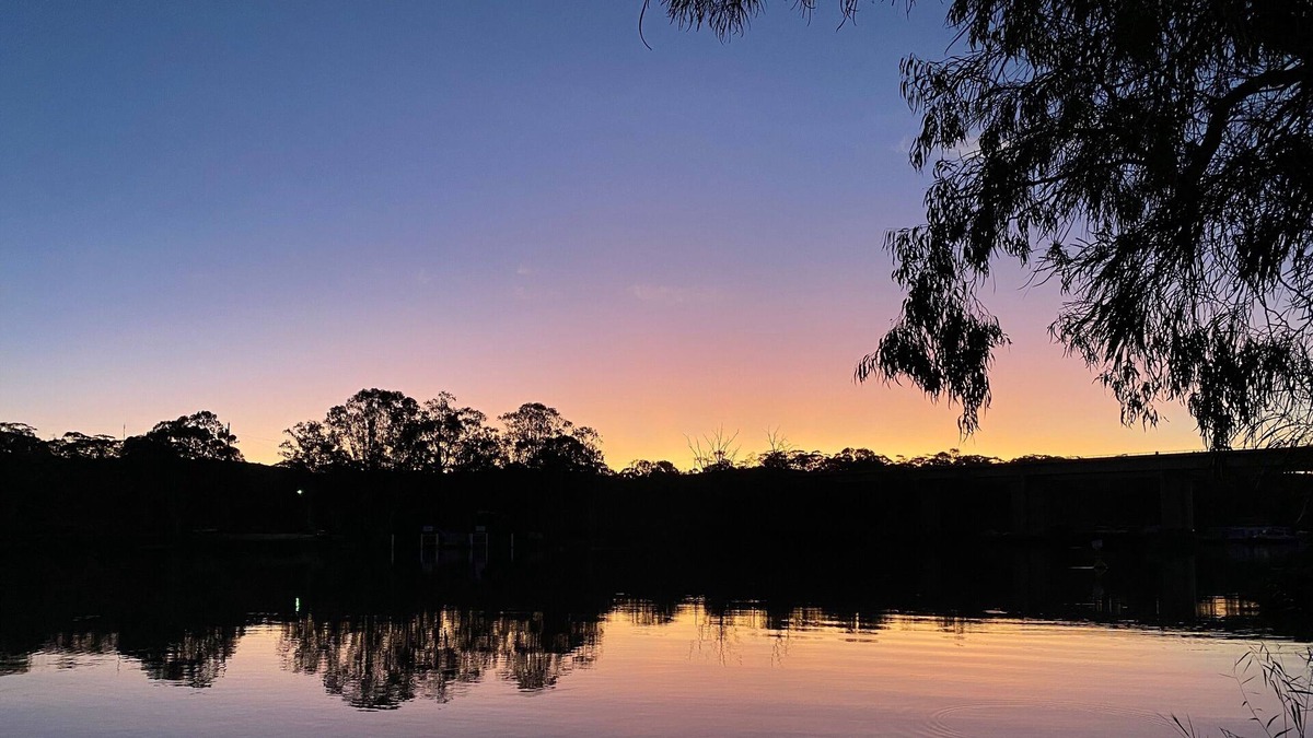 Paisley House | Comfortable holiday home directly across the road from the Murray