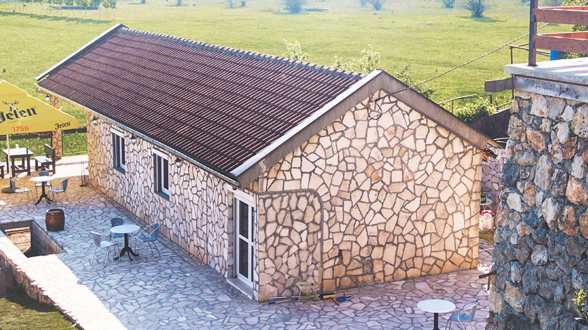 Dodosi House | Comfortable Holiday Home with Garden near Lake