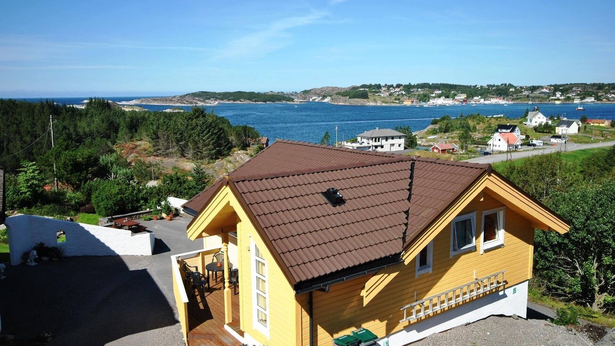 Sund House | Comfortable holiday house with a balcony, a garden and a sea view
