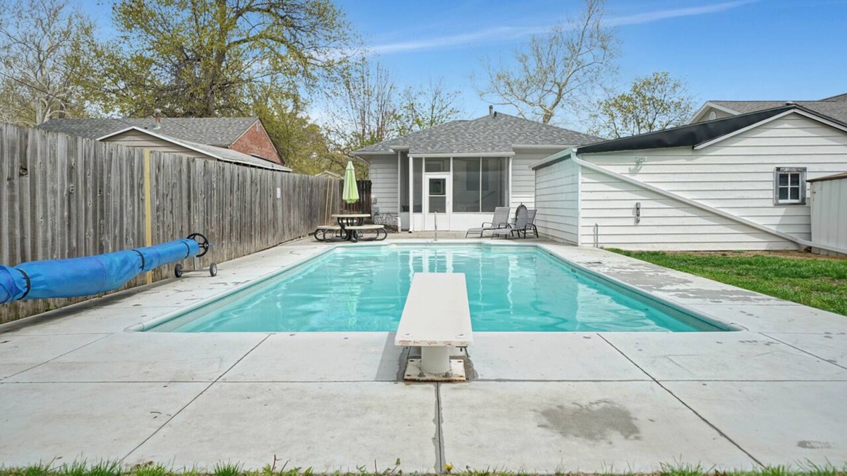 Lincoln House | Comfortable Home Away with Wi-fi + Po