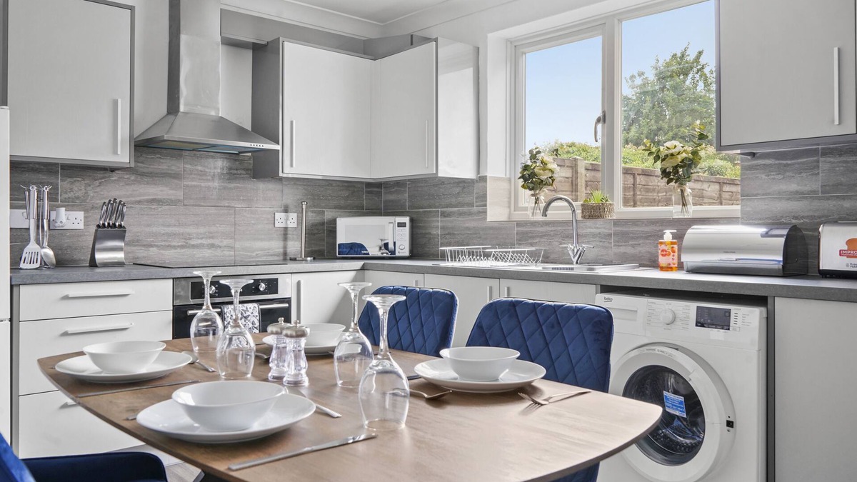 Peterborough House | Comfortable home for contractors sleeps 6