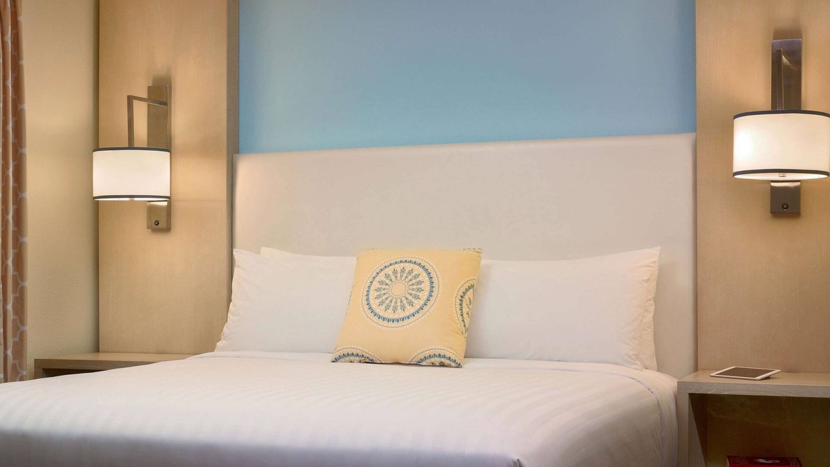 The Galleria Hotel | Comfortable King Stay! Free Parking, Close to Rienzi Mansion and Gardens!