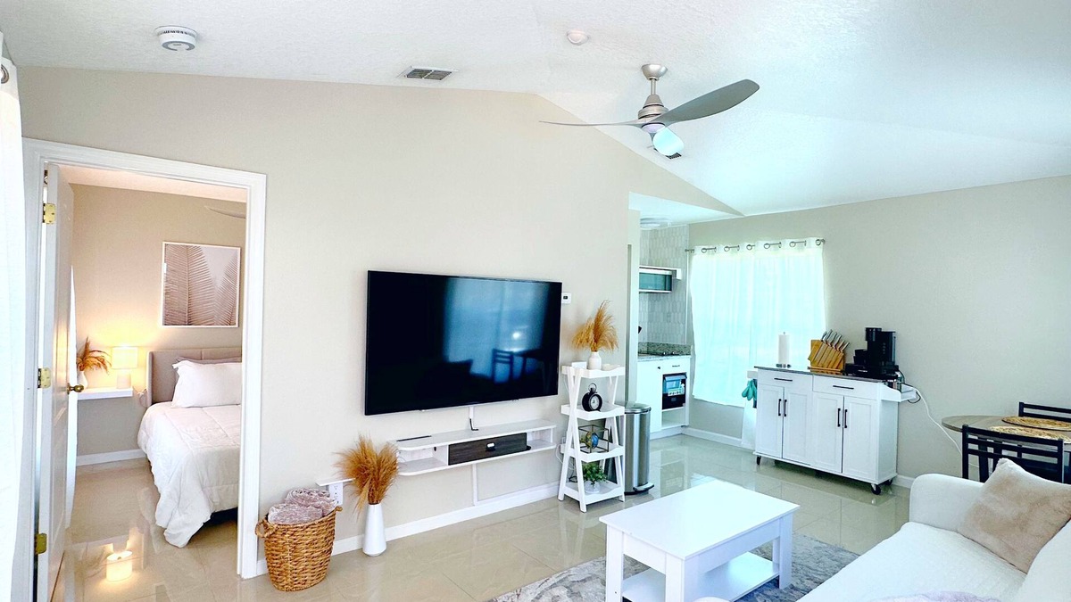 Palm Coast House | Comfortable Natural modern one bedroom Guesthouse