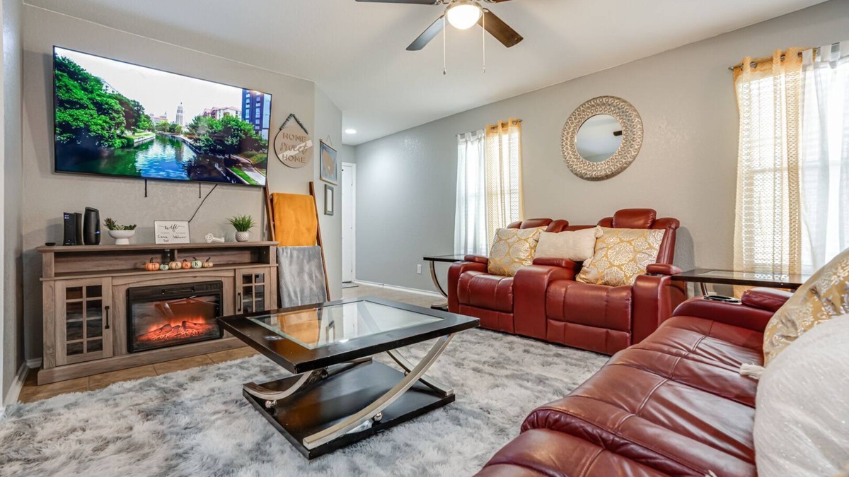 Southside House | Comfortable near Lackland & Downtown/Easy access I35n