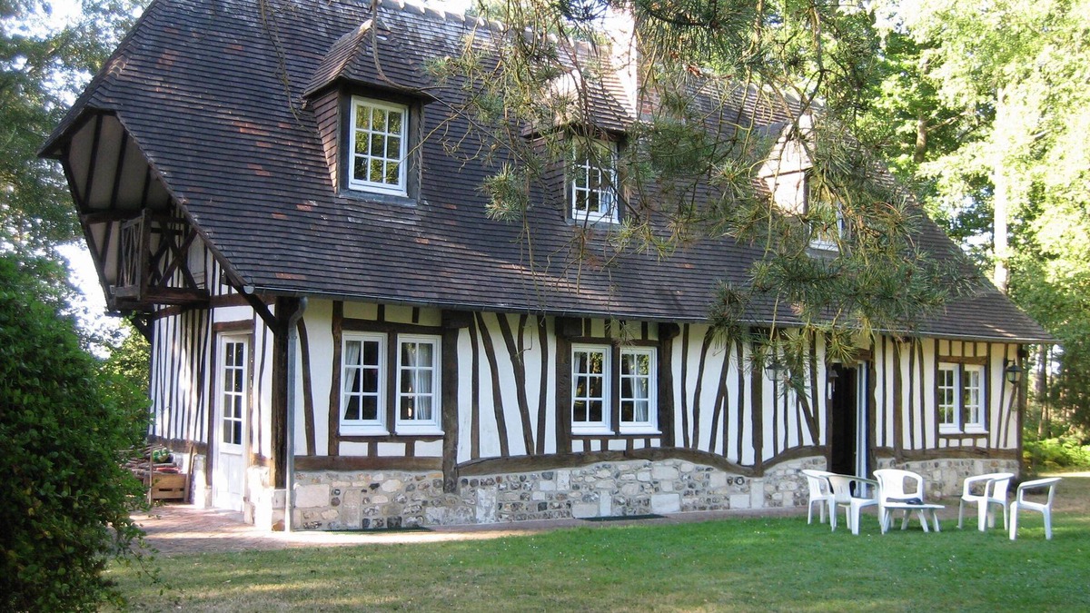 Conde-sur-Risle Cottage | Comfortable Normandy Cottage with 120 acre forest