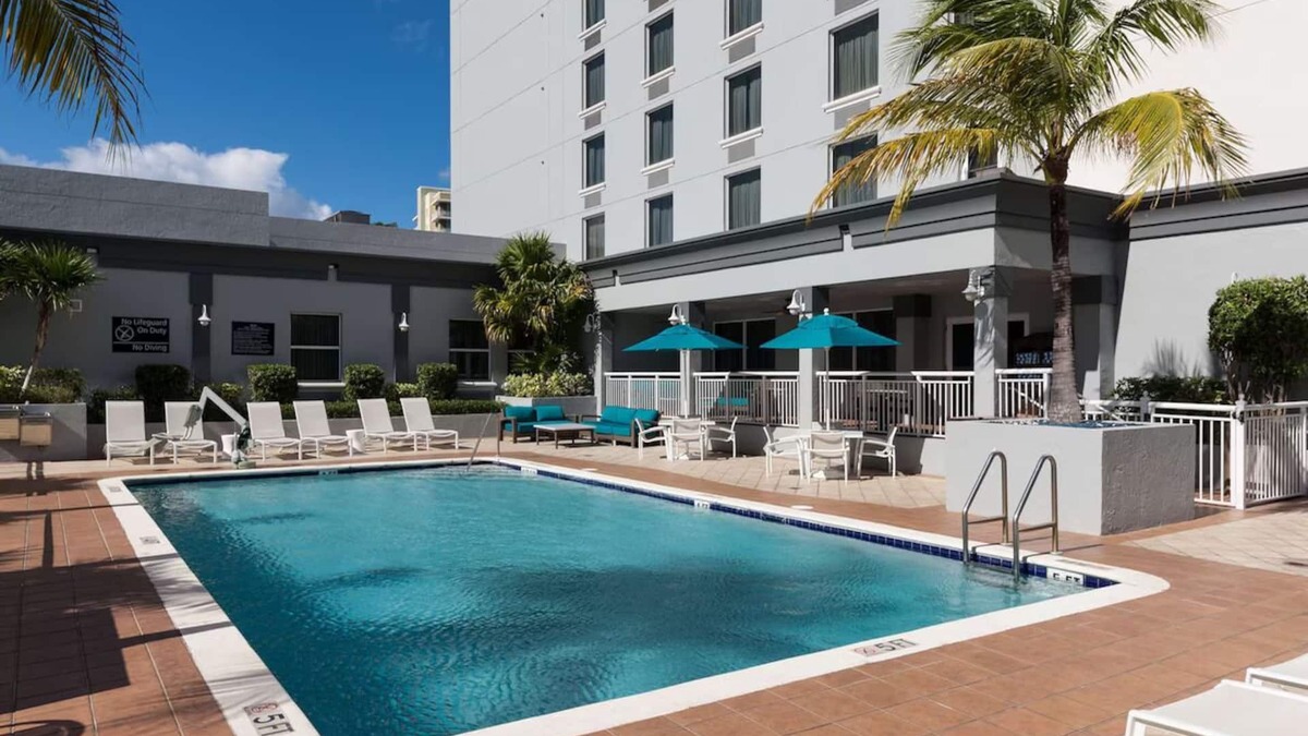 Downtown Fort Lauderdale Hotel | Comfortable Pet-Friendly Stay with Pool and Free Hot Breakfast Daily