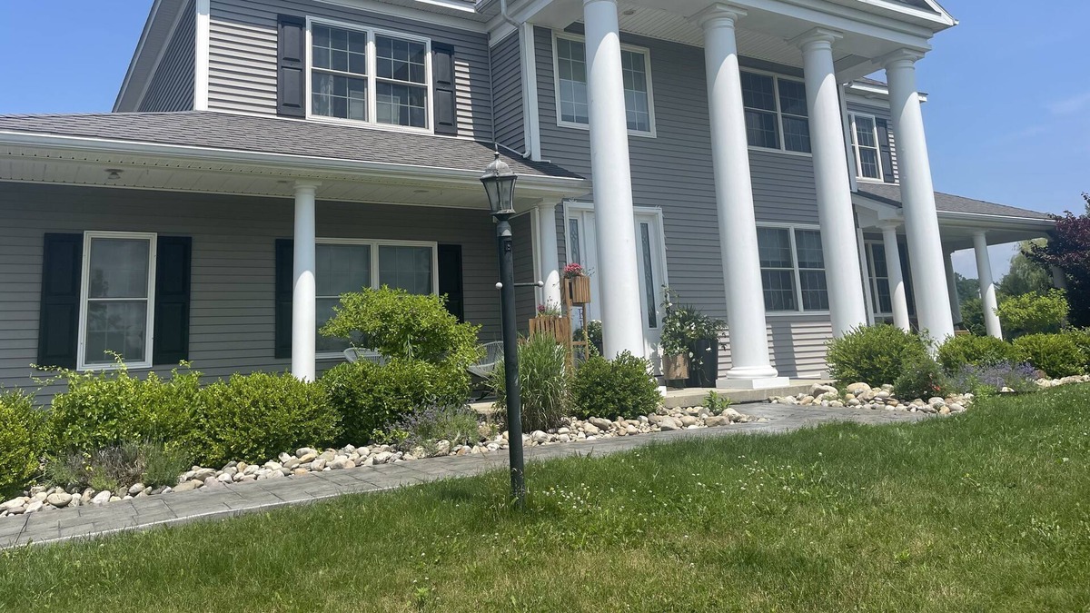 Newtonville House | Comfortable Poolside Luxury 21//2 hours from NYC
