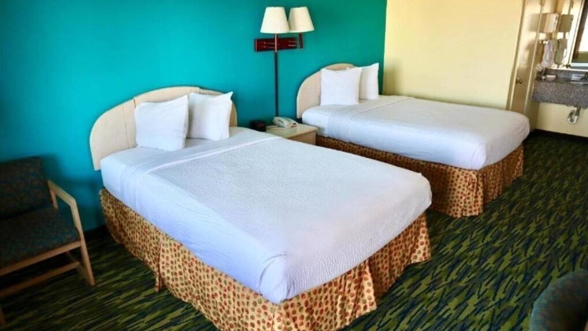 Andrews Hotel | Comfortable Queen Bed + Free Parking