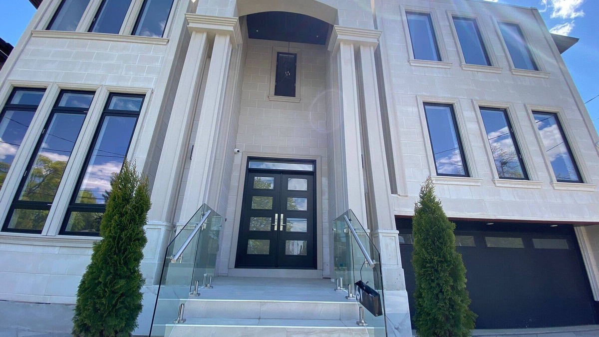 Lawrence Heights Bed & Breakfast | Comfortable Room in Toronto next to Yorkdale shopping mall