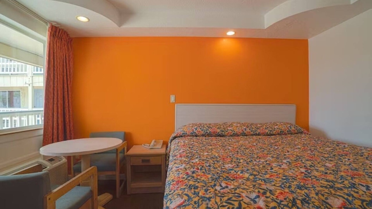 North Beach Hotel | Comfortable Room Near Beach – Free Parking & Pet Access