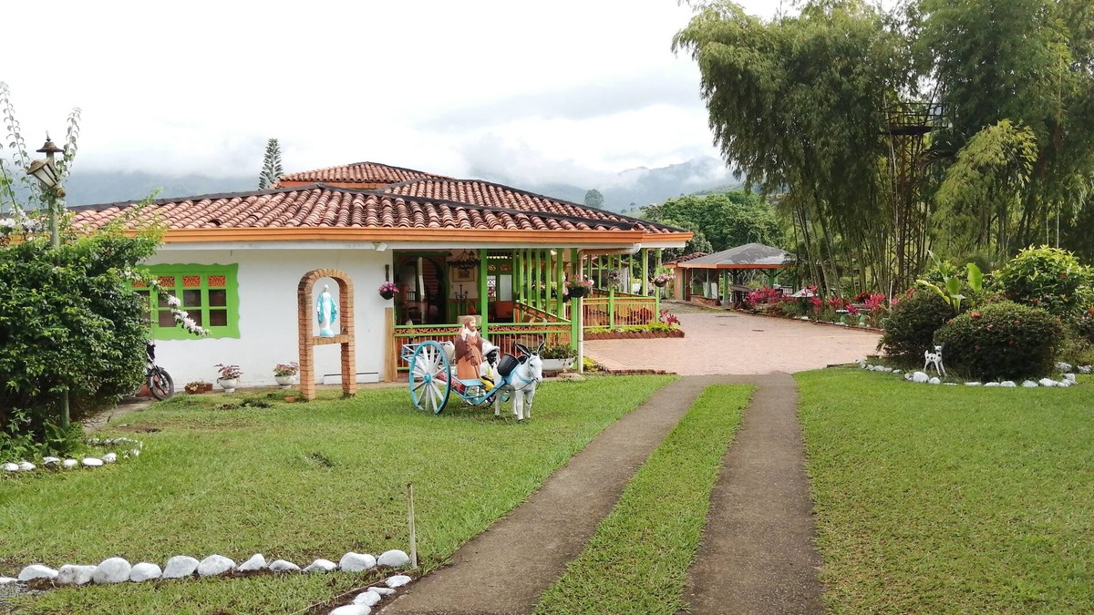 Pereira House | Comfortable room with 3 double beds in best area of coffee region
