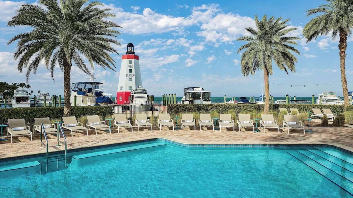Marathon Hotel | Comfortable Room with Pool View! Near Florida Keys Aquarium Encounters