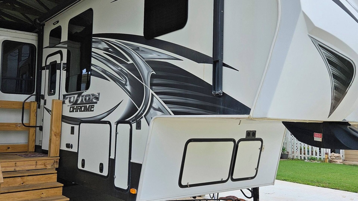 Cedar Lane House | Comfortable RV 5th Wheel located in Sargent, TX in the coastal town of Sargent.