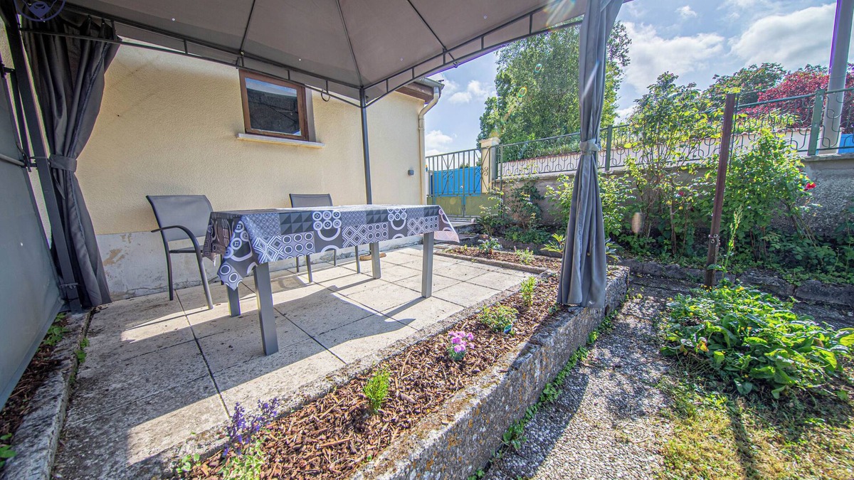 Vignot House | Comfortable single-storey house with garage and land