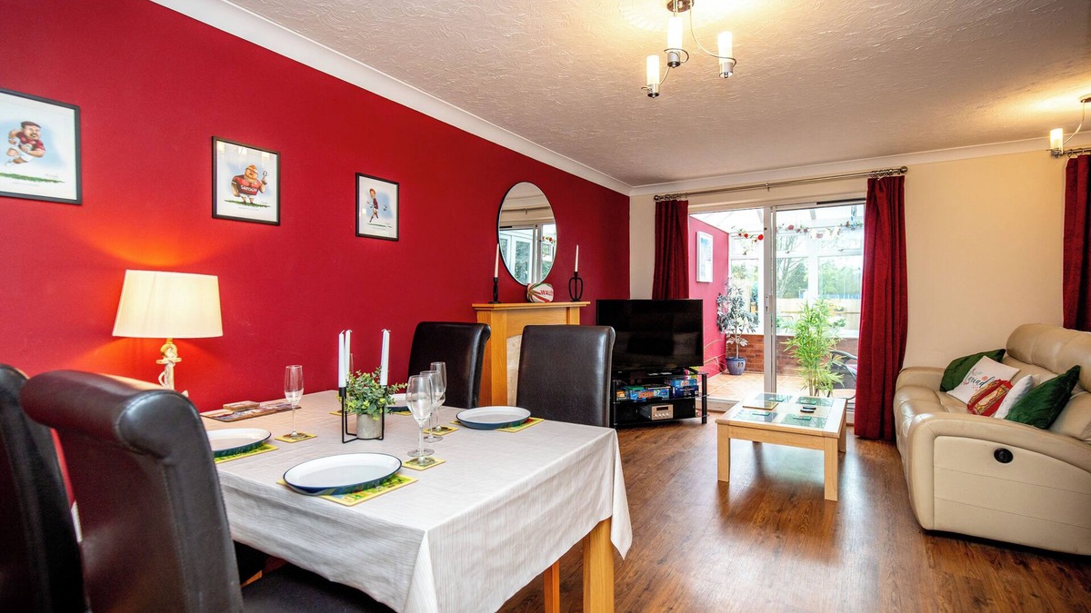 Crynant House | Comfortable & Spacious Entire Holiday home in Llanelli. Pet Friendly.