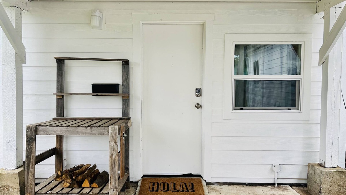 Brentwood-Darlington Cottage | Comfortable Stay Near Downtown, Airport, Food Carts, Etc