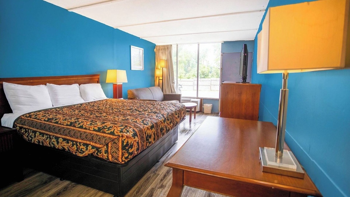 Kernersville Hotel | Comfortable Stay with Cozy King Bed + Easy Access to Local Attractions