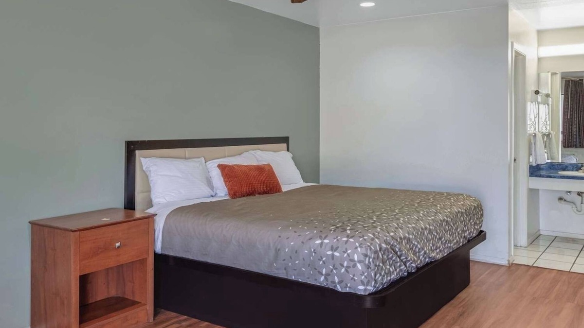 Eastside Promise Neighborhood Hotel | Comfortable Stay w/Free Breakfast & Convenient Access to Downtown