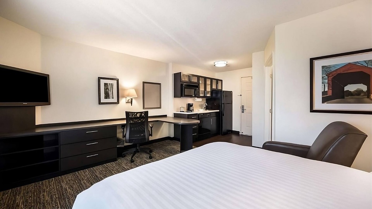 Northeast Heights Resort | Comfortable Stay with Easy Access to City Highlights! Pets Allowed, Full Kitchen