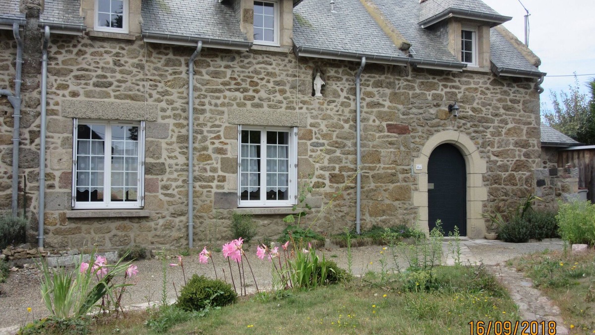 Rotheneuf-Le Pont House | Comfortable stone house with large garden -Sea view- Plage du Pont-3 Bedrooms