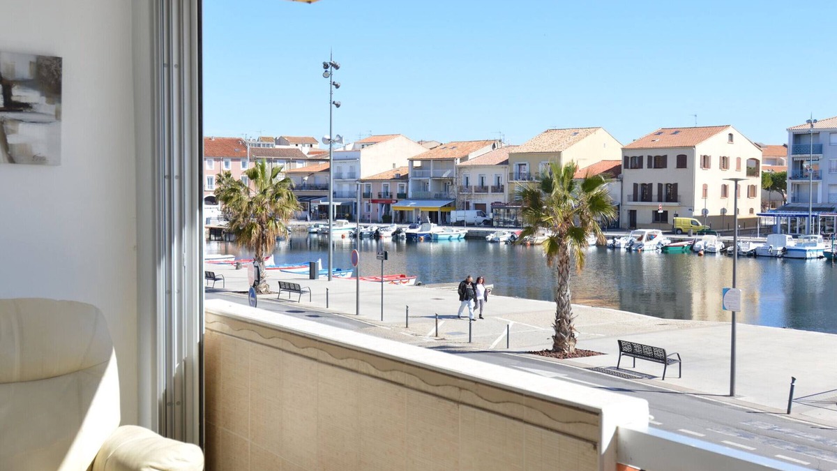 Meze Apartment | Comfortable studio in the port with free parking