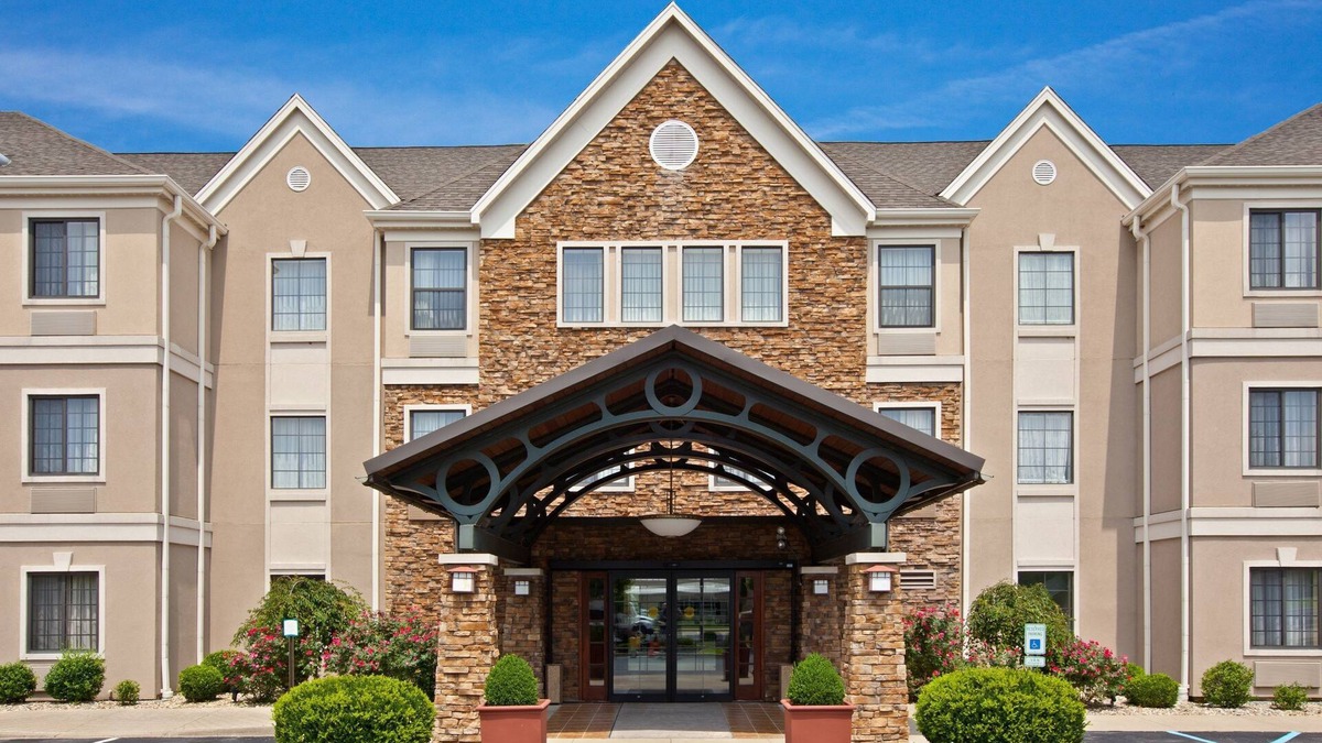 Middletown Condo | Comfortable Suite! Free Breakfast Buffet + Shared Outdoor Pool. Close to Ford Motor Company!