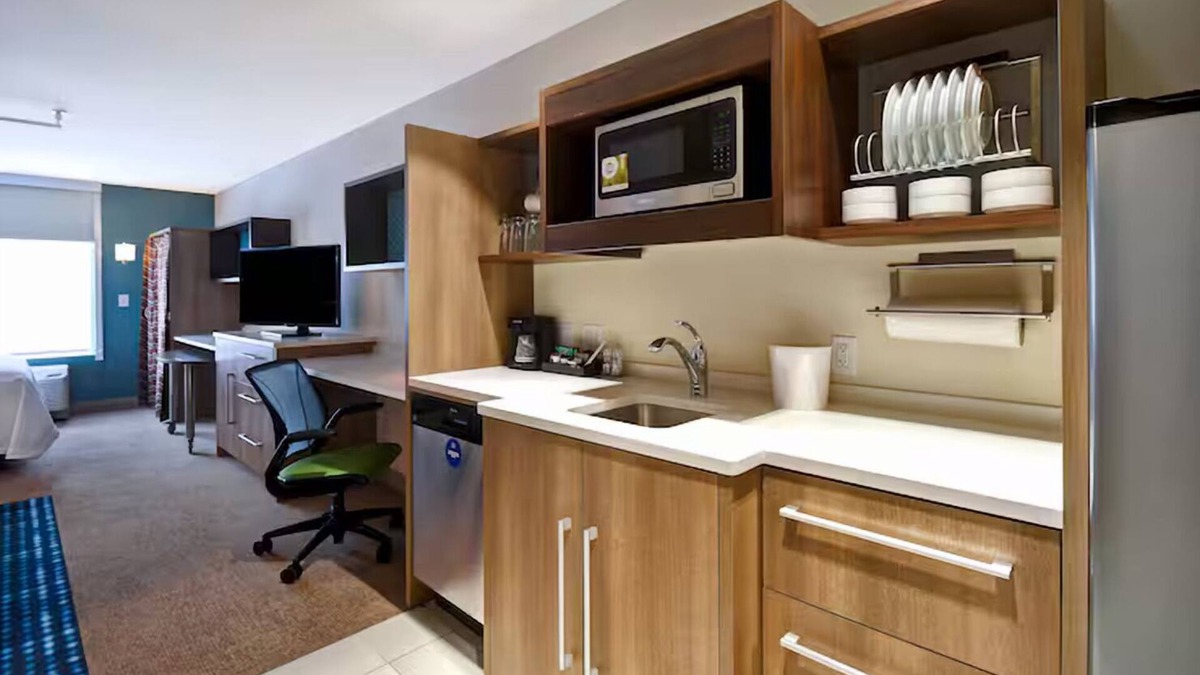 Wichita Hotel | Comfortable Suite w/Ample Breakfast Options Near Local Dining
