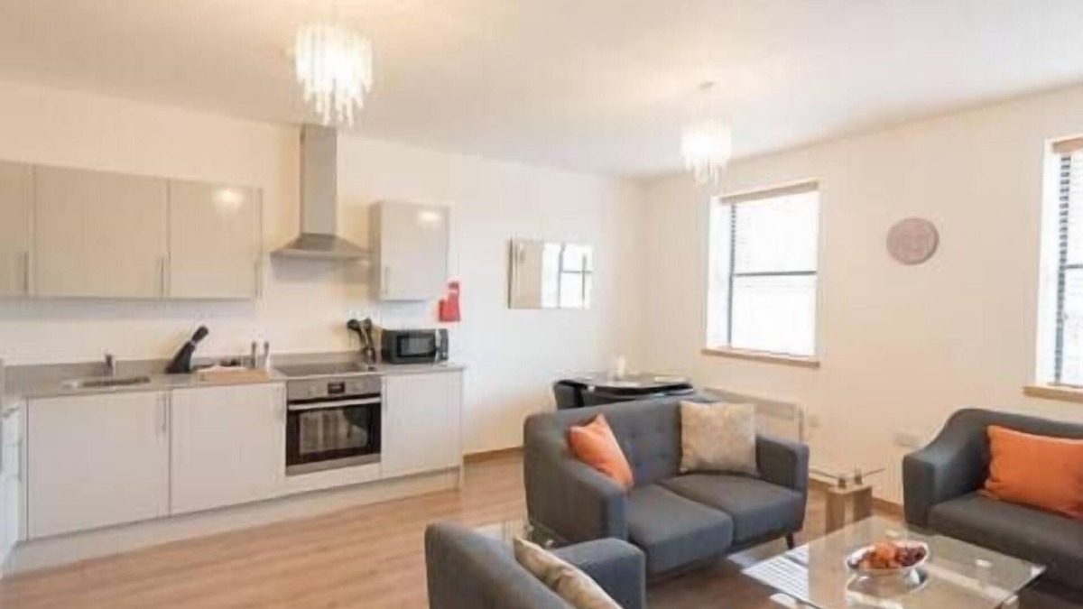 Swindon Apartment | Comfortable Swindon 2 bedroom Apartment, sleeps 5, FREE Parking