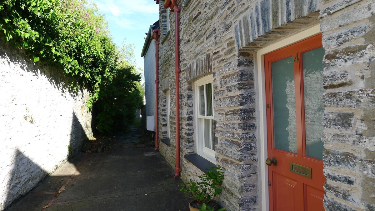 Cardigan House | COMFORTABLE, TRANQUIL, HOUSE ON RIVER TEIFI LARGE GARDEN, CENTRAL, FREE PARKING