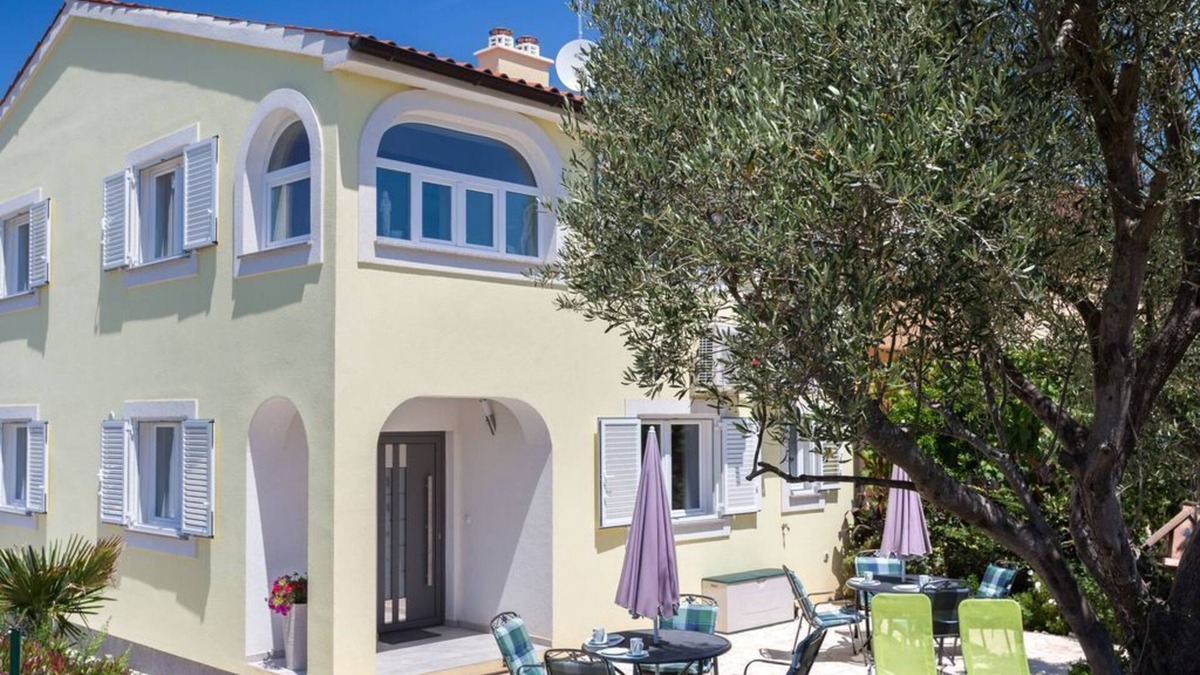 Medulin Apartment | Comfortable vacation home directly by the sea, 80m from the beach