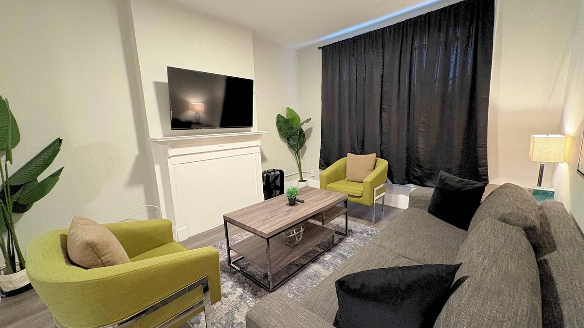 Sheffield and DePaul Apartment | Comfortably Appointed 3BR Apt