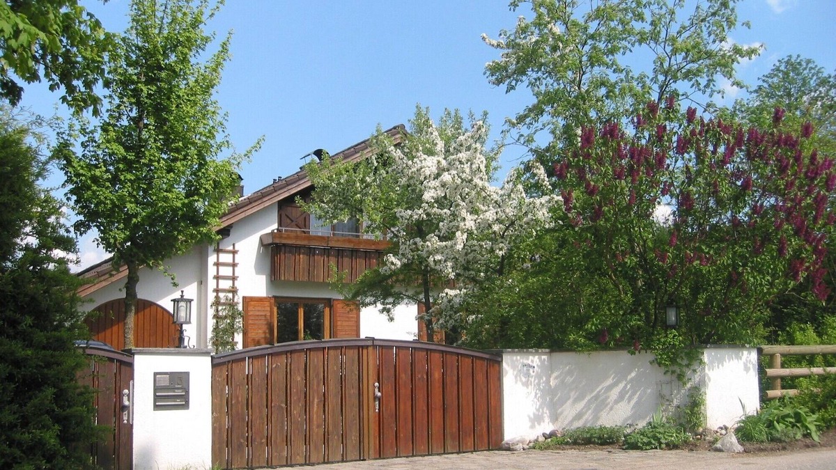 Ebersberg District Apartment | Comfortably furnished comfort apartment in a self-inhabited country house