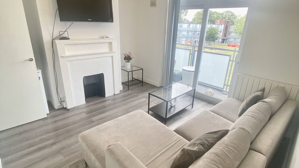 Edmonton Apartment | Comfy 2 Bedroom Apartment With Balcony Near Tottenham Hotspur Stadium
