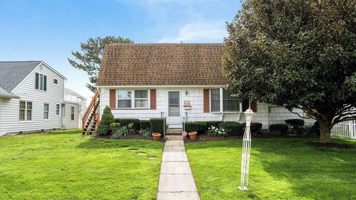 South End House | Comfy 2-brm house with porch, big yard in peaceful south Ocean City. Sleeps 6.