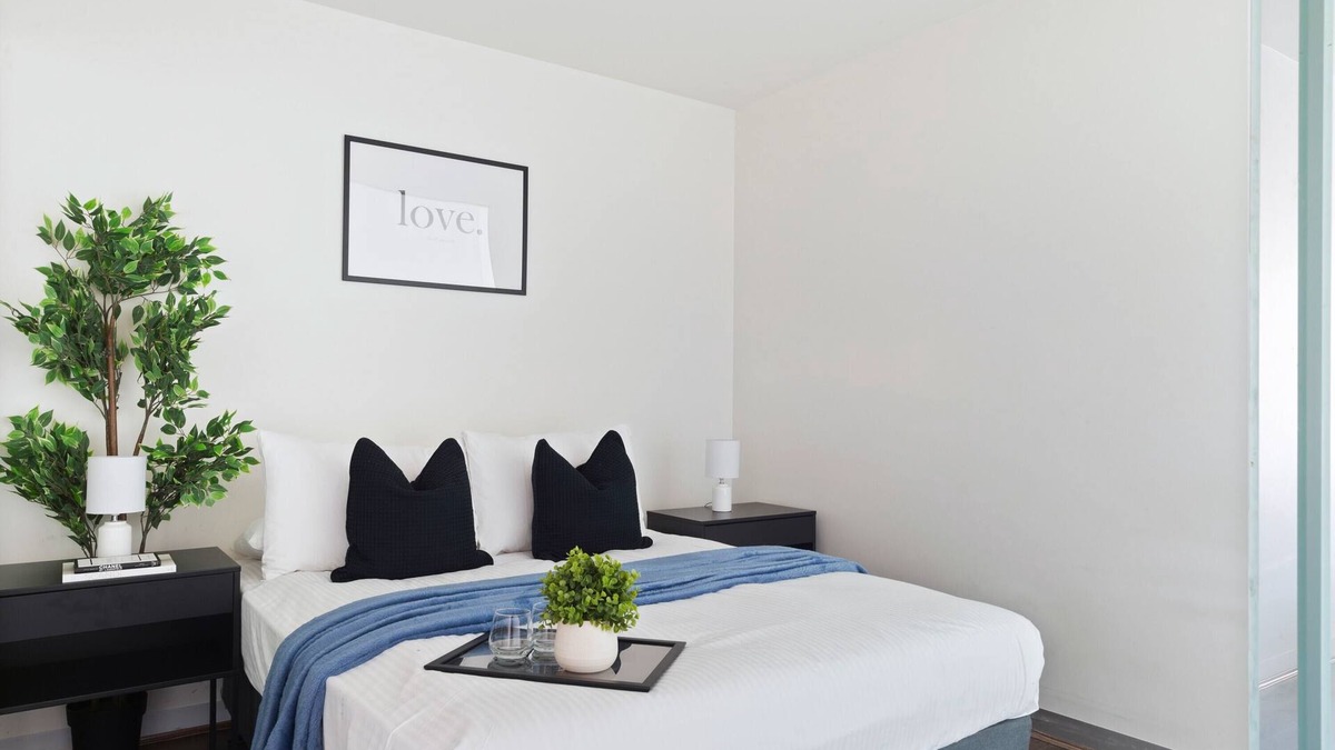 Carlton South Apartment | Comfy 2BR Apt Only a-4-min Walk to Victoria Market