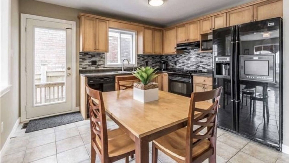 Orangeville House | Comfy 3 bedroom house with fireplace