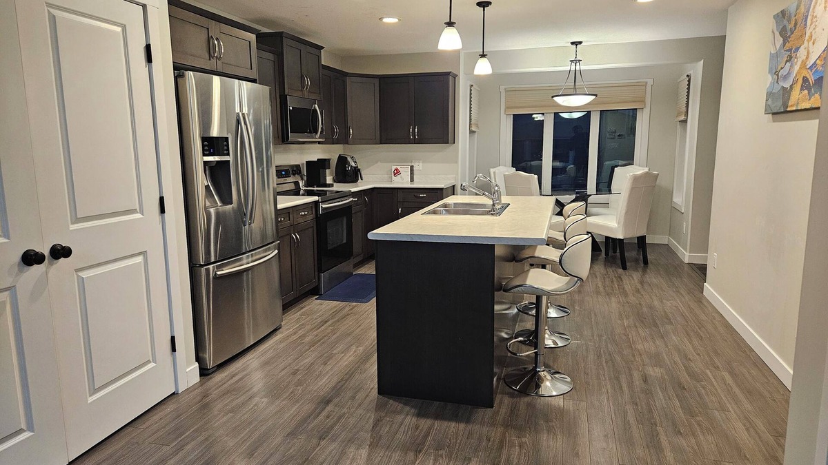 Regina House | Comfy 3-bedroom house in Harbour Landing, Regina.