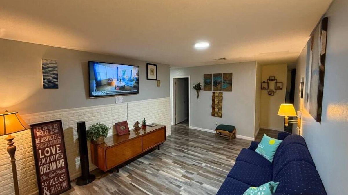 Midwest City House | Comfy 3 Bedroom with smart TV and WiFi near Tinker