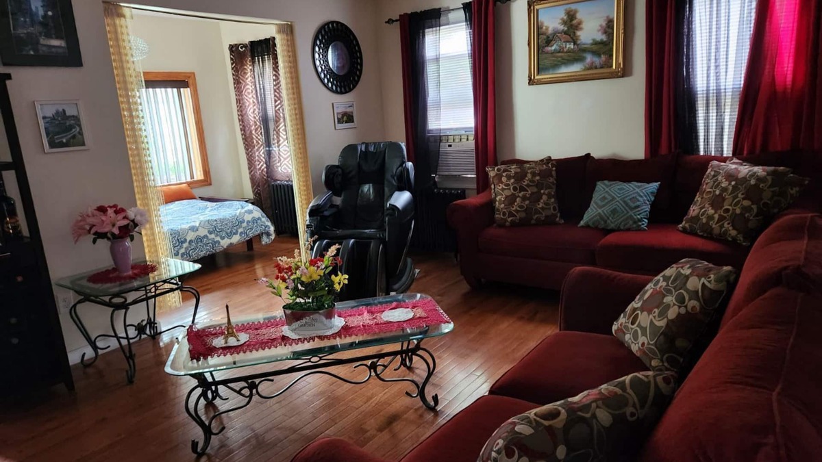 Queens House | Comfy 4 bed house in NY. 20 min from NYC by train 20 min from JFK & LGA
