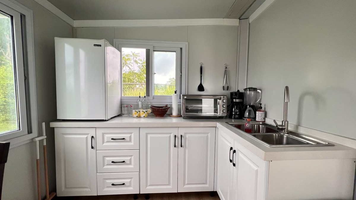 Camaceyes House | Comfy and cozy mini house sitting on a beautiful 1500 meter lot. Great location!