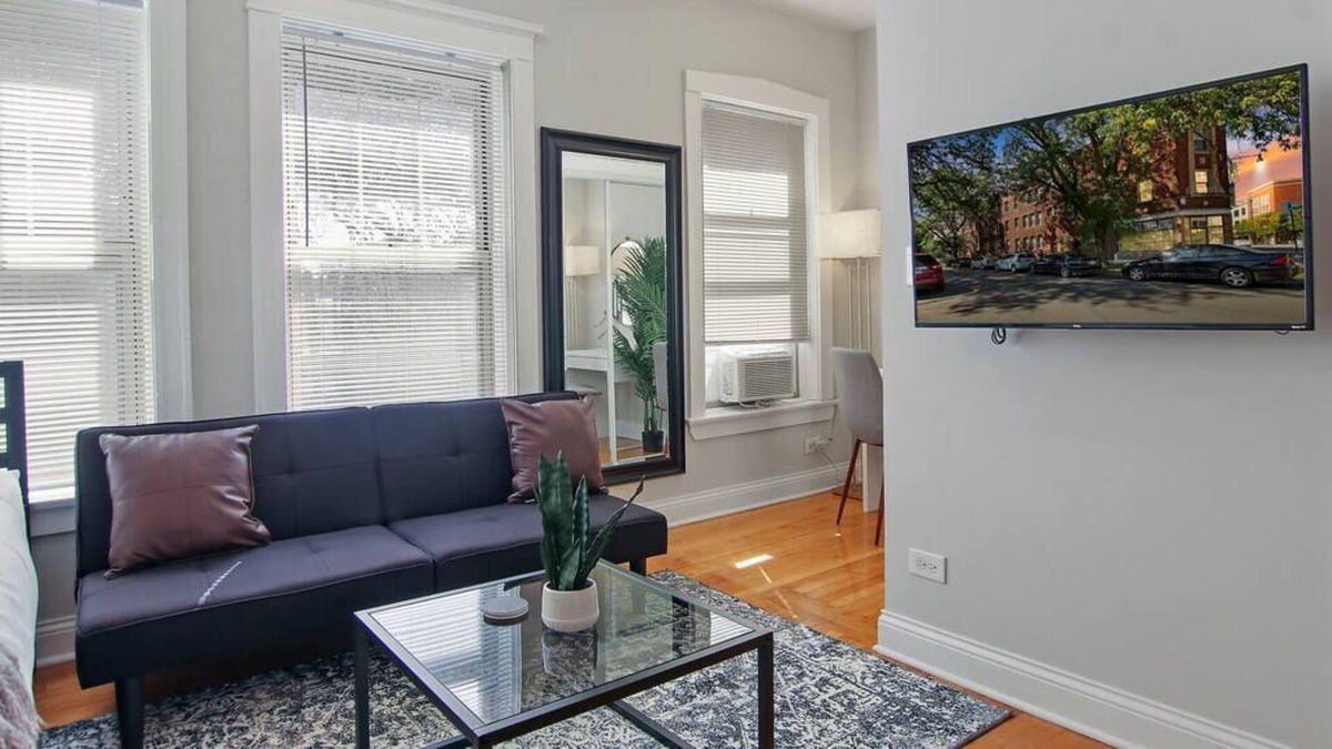 Chicago Apartment | Comfy and Serene Studio Apt in Chicago