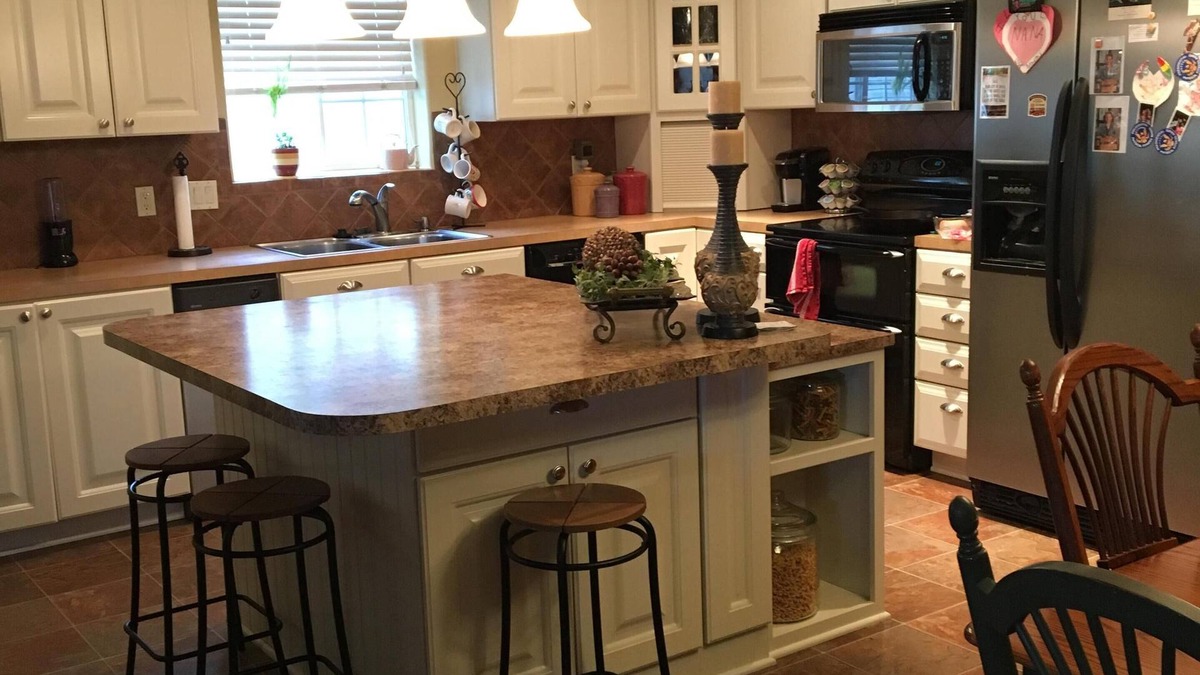 Yutan House | Comfy and Spacious home for your get away! Small town charm!