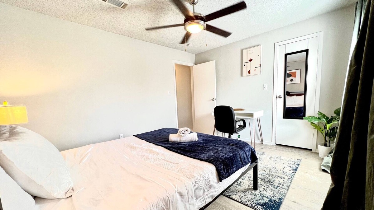 Milwood Apartment | Comfy Apartment by the Domain w/ Fast Wifi