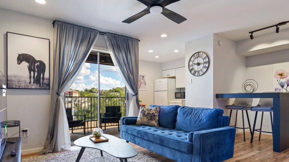 Riverside Apartment | Comfy ATX Apt | Balcony + Smart TV + Free Parking