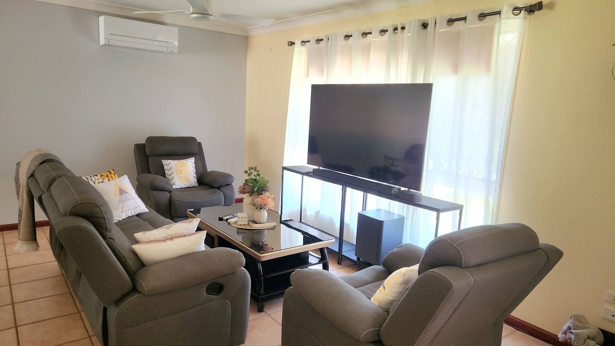 Capalaba House | Comfy Bayside Home