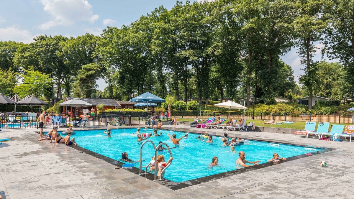 Lunteren Ski Chalet | Comfy chalet in a holiday park near De Veluwe