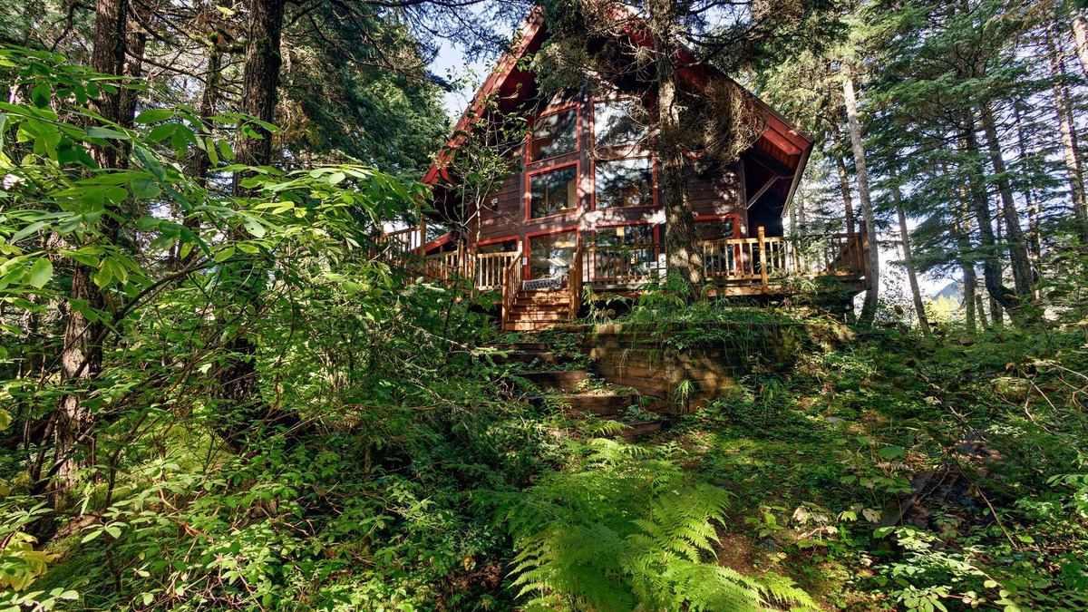 Alyeska Ski Chalet | Comfy chalet with private hot tub, 2 fireplaces - near trails & slopes, dogs OK