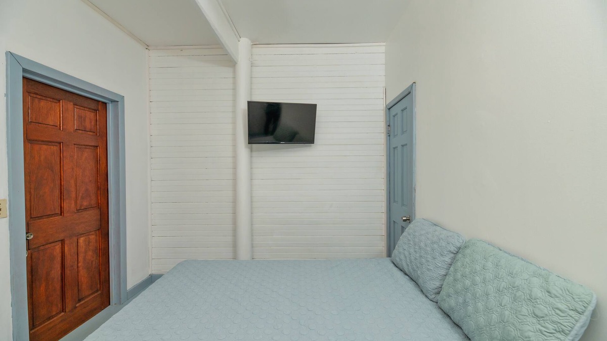 Gibson Bight Apartment | Comfy & Cozy Studio near Beaches & Downtown