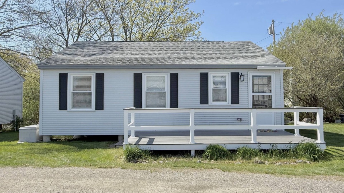 York Beach Cottage | Comfy cottage with pool. Walk to TWO beaches, restaurants, shops and zoo!