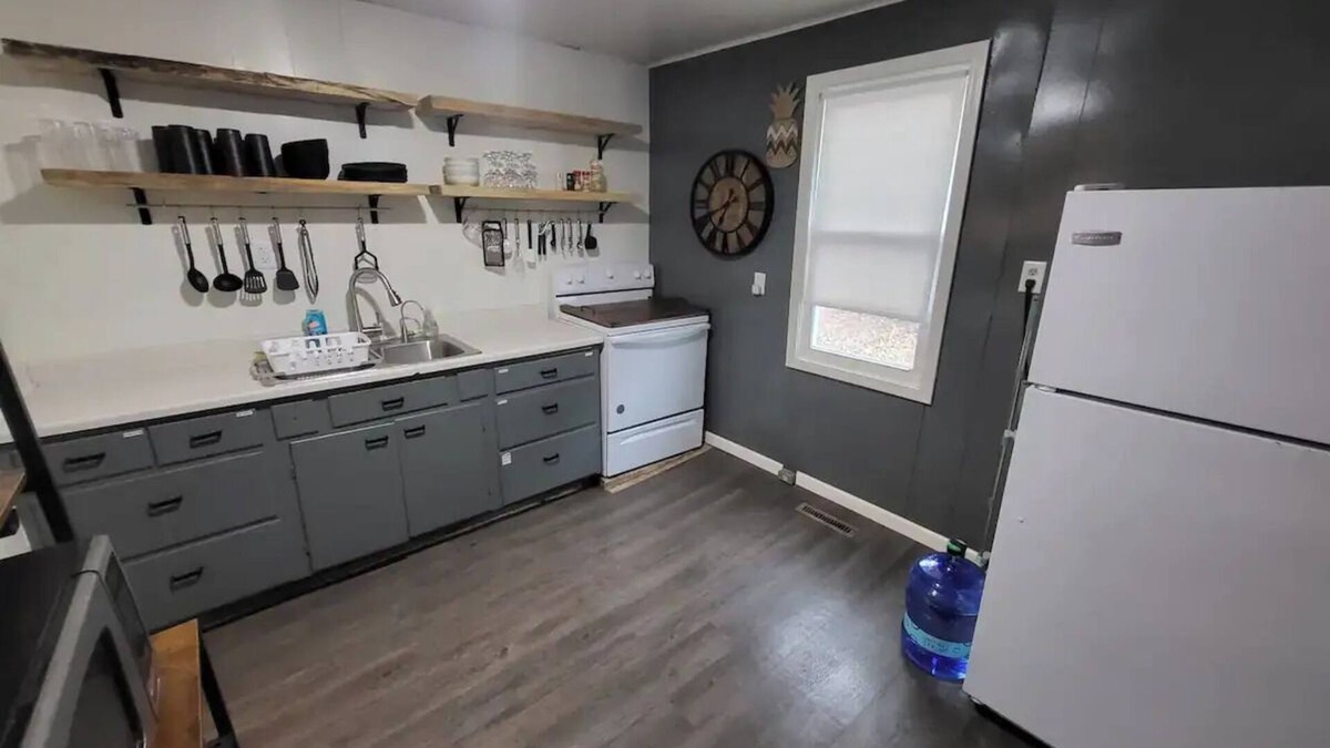 Aberdeen Cottage | Comfy Cozy Cottage - Charming 2-bedroom, centrally located in the Hub City